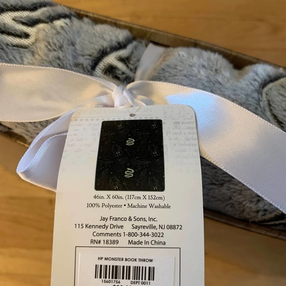 Harry Potter Monster Book Magical Creatures Glow In The Dark Throw Blanket NEW - Picture 14 of 16